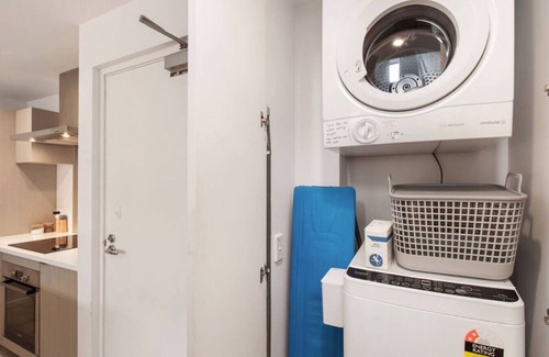 Christchurch City Centre Apartment | Funky Spacious 2Bdrms 2Bthrms Free Covered Park.