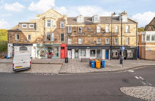 Burntisland Apartment | Funky Studio By The Beach