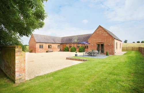 Long Itchington House | Furlong Barn is a beautiful property in a stunning, secluded position.
