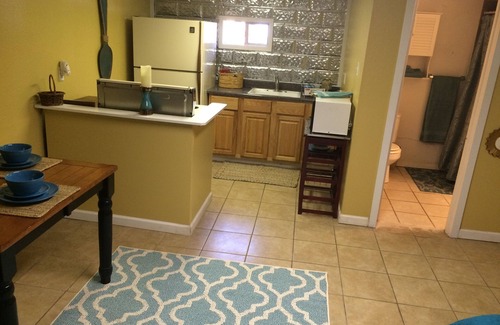 Woodlawn Lake Apartment | Furnished all bills pd studio w/full kitchen & on site laundry