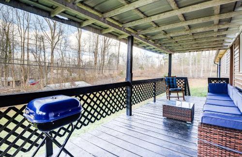 Cosby House | Furnished Deck Rustic Cabin in Cosby!