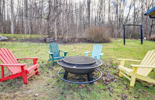 Cosby House | Furnished Deck Rustic Cabin in Cosby!