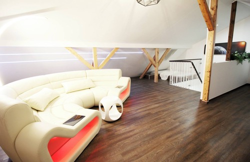 Neudorf-Nord Apartment | Futuristisches Wohndesign auf 2 Etagen Nahe Uni/messe
