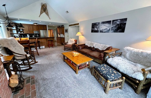 Bretton Woods Condo | FV44 tastefully updated single level with AC, WiFi, minutes from skiing, Dog Friendly!