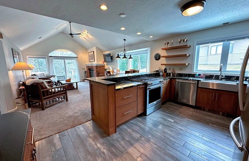 Bretton Woods Condo | FV44 tastefully updated single level with AC, WiFi, minutes from skiing, Dog Friendly!