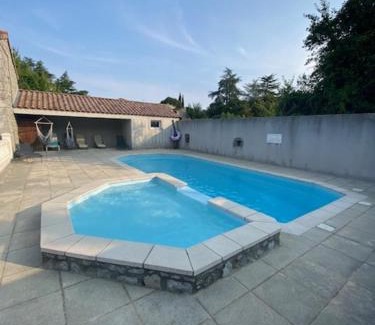 Ruoms Apartment | Gîte 6p Ardèche ,Ruoms centre, climatisé avec piscine