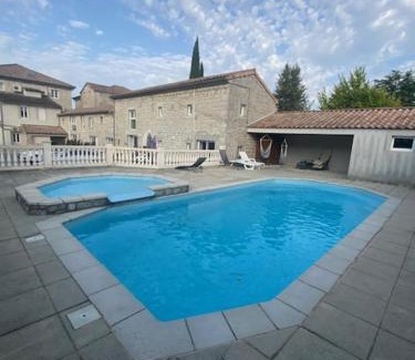 Ruoms Apartment | Gîte 6p Ardèche ,Ruoms centre, climatisé avec piscine