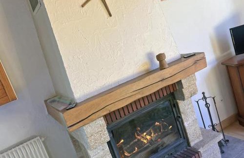 Marlhes House | Gîte chaleureux avec cheminée, jardin et four à pain, idéal pour des vacances paisibles en nature - FR-1-496-57