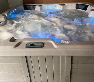 Vauvert Apartment | Gîte climatisé proche lac et Mer avec accès jacuzzi en sus