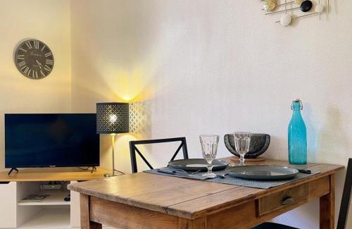 Saint-Claude-de-Diray House | Gîte cosy avec terrasse privative, parking et WiFi - FR-1-491-443