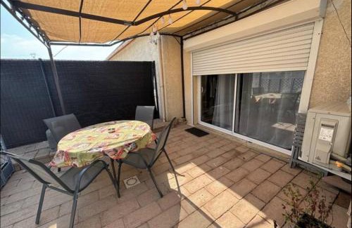 Marguerittes Apartment | Gîte cosy au calme, extérieur et parking privé