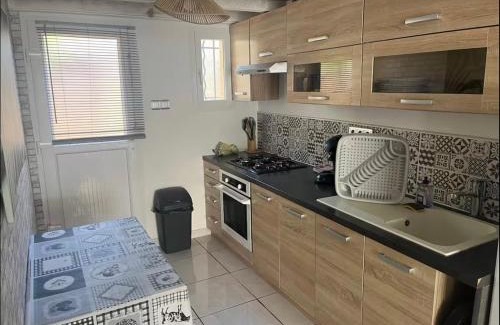 Marguerittes Apartment | Gîte cosy au calme, extérieur et parking privé