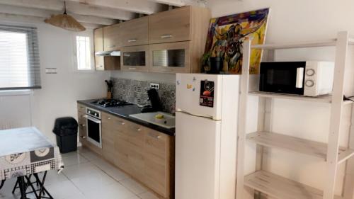 Marguerittes Apartment | Gîte cosy au calme, extérieur et parking privé