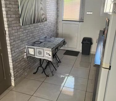 Marguerittes Apartment | Gîte cosy au calme, extérieur et parking privé