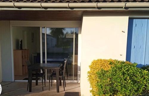 Saint-Michel-en-l'Herm House | Gîte cosy 2 pers. près des plages et du Marais Poitevin, avec terrasse couverte - tout inclus - FR-1-426-550