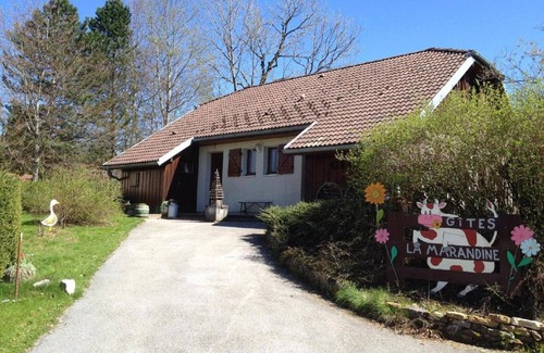Metabief House | Gîte de la Marandine in Métabief with garden