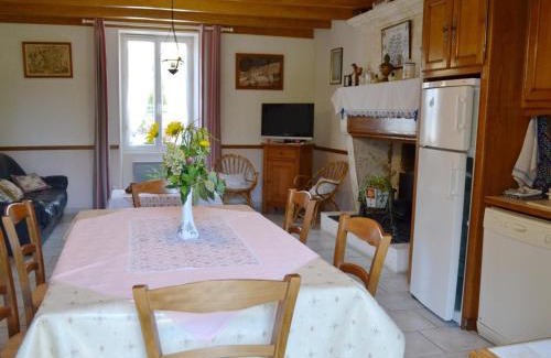 Saint-Genis-d'Hiersac House | Gîte familial avec jardin au bord de l'eau, terrasses, vélo, jeux, proche Charente, WiFi inclus - FR-1-653-189