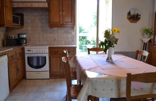 Saint-Genis-d'Hiersac House | Gîte familial avec jardin au bord de l'eau, terrasses, vélo, jeux, proche Charente, WiFi inclus - FR-1-653-189