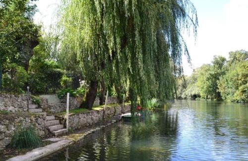 Saint-Genis-d'Hiersac House | Gîte familial avec jardin au bord de l'eau, terrasses, vélo, jeux, proche Charente, WiFi inclus - FR-1-653-189