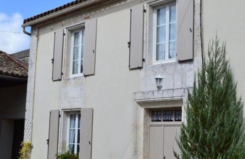 Saint-Genis-d'Hiersac House | Gîte familial avec jardin au bord de l'eau, terrasses, vélo, jeux, proche Charente, WiFi inclus - FR-1-653-189