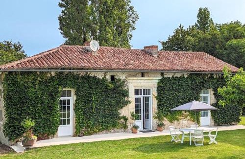 Bellon House | Gîte familial avec piscine couverte, jardin privé, proche d'Aubeterre-sur-Dronne - FR-1-653-239