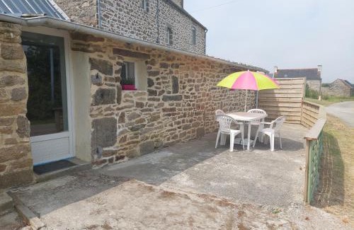 Lampaul-Ploudalmezeau House | Gîte Kerlosvézan, à la campagne, proche mer