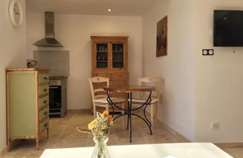 Mazan Apartment | Gîte La Genestière au milieu des vignes, piscine partagée