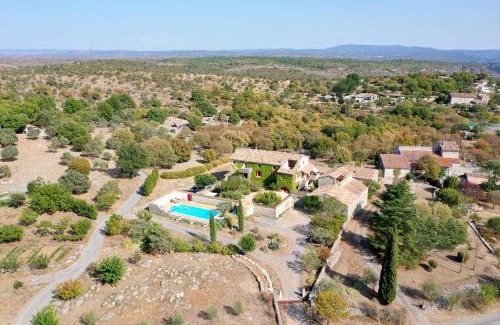 Joyeuse Bed & Breakfast | Gîte le MAGNAN, 55 m2, au calme, terrasse, jardin, piscine chauffée, sud Ardèche