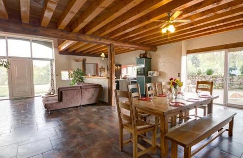 Saint-Priest-la-Prugne House | Gîte spacieux avec cheminée et animaux acceptés - FR-1-496-132