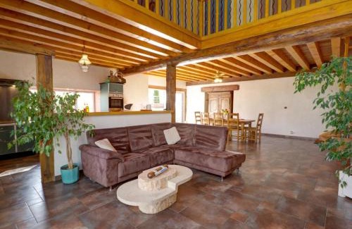 Saint-Priest-la-Prugne House | Gîte spacieux avec cheminée et animaux acceptés - FR-1-496-132