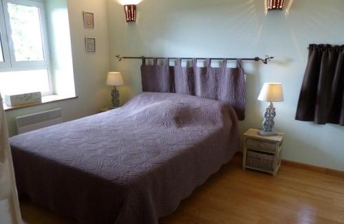 Chirat-l'Eglise House | Gîte spacieux avec jardin, terrasse, BBQ et cheminée - FR-1-489-4
