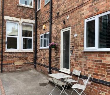 West Bridgford Apartment | G-Floor Flat with 2 beds, 2 bathrooms, sleeps 4-6