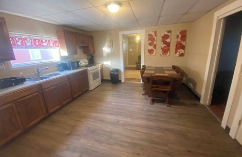 Downtown Syracuse House | (G1) 3 bdrm near Syracuse University and Destiny Mall!