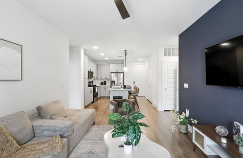 Downtown Fort Worth Condo | G12 Luxury Living DT Fort Worth 2B2B Resort Style Amenities, Golf Sim