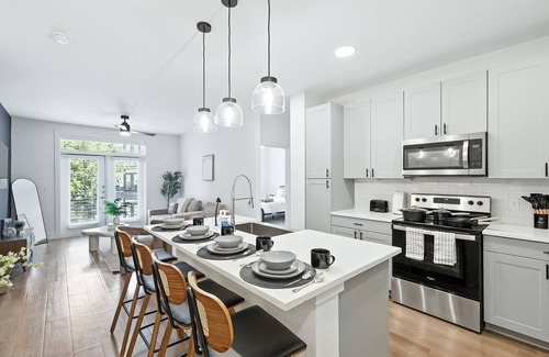 Downtown Fort Worth Condo | G12 Luxury Living DT Fort Worth 2B2B Resort Style Amenities, Golf Sim