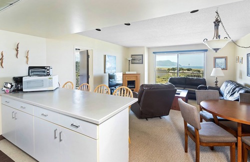 Gearhart Condo | G660 2 bedroom 3rd floor end unit PET FRIENDLY No Cleaning Fees