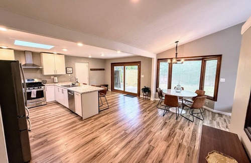 Gahanna House | Gahanna Luxury family/group retreat 5BR: 2K 2Q 1DB 3BA. Beautiful and spacious!