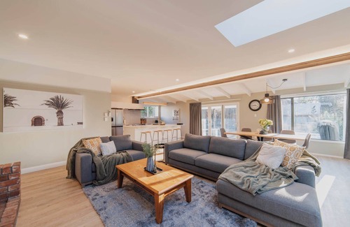 Lake Tekapo House | Galaxy 3BR Modern Home with Fireplace Outdoor Spa