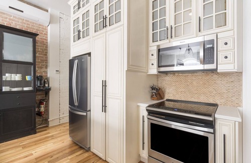 Plateau Mont Royal Apartment | Galeria Duo: Spacious 7-Bedroom Retreat in the Heart of Montreal