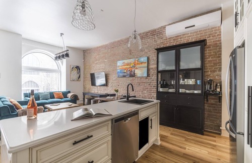 Plateau Mont Royal Apartment | Galeria Duo: Spacious 7-Bedroom Retreat in the Heart of Montreal