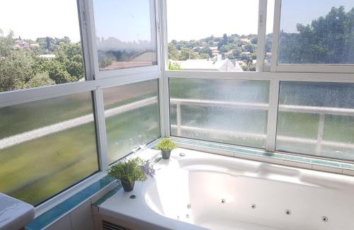 Kiryat Tiv'on Villa | Galilean villa with jacuzzi