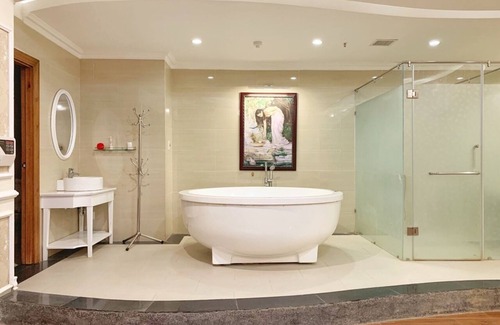 Son Tra Resort | GALINA provides accommodation with a garden, a bar and a private pool area.