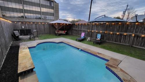 Woodlake - Briar Meadow House | Galleria Getaway Private Pool Sleeps Up to 10