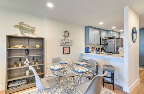 Galveston Condo | Galveston Beachfront Condo: Balcony & Pool Access!