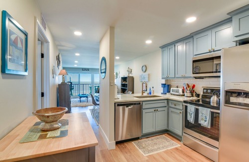 Galveston Condo | Galveston Beachfront Condo: Balcony & Pool Access!
