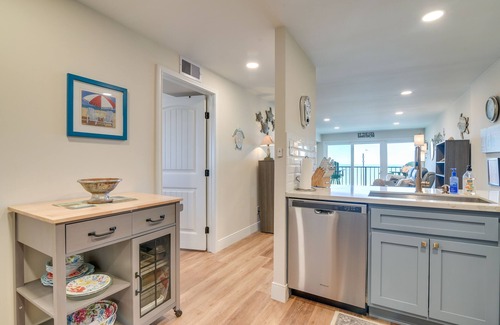 Galveston Condo | Galveston Beachfront Condo: Balcony & Pool Access!