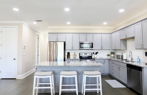 Oxford House | Game Day Ready! 3 Master Suites, Large Loft, and New Furnishings throughout!