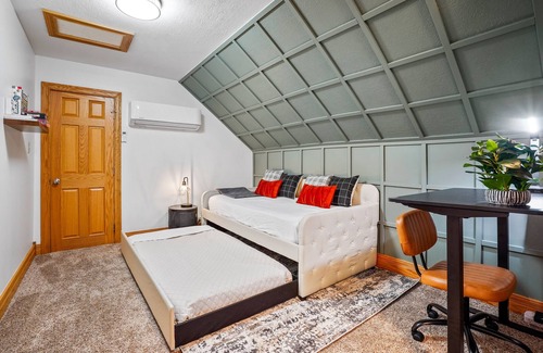 Laurelville House | Game & Medi Room, Outdoors, Hot tub & Sunset Views