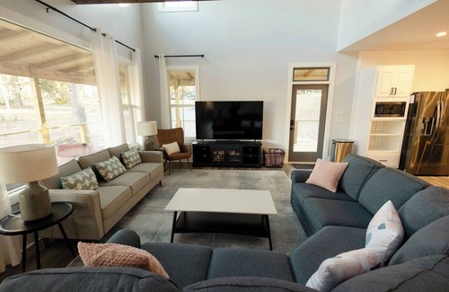 Dahlonega House | Game & Movie Room, Minutes to Wine, Weddings &Town