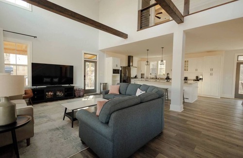 Dahlonega House | Game & Movie Room, Minutes to Wine, Weddings &Town